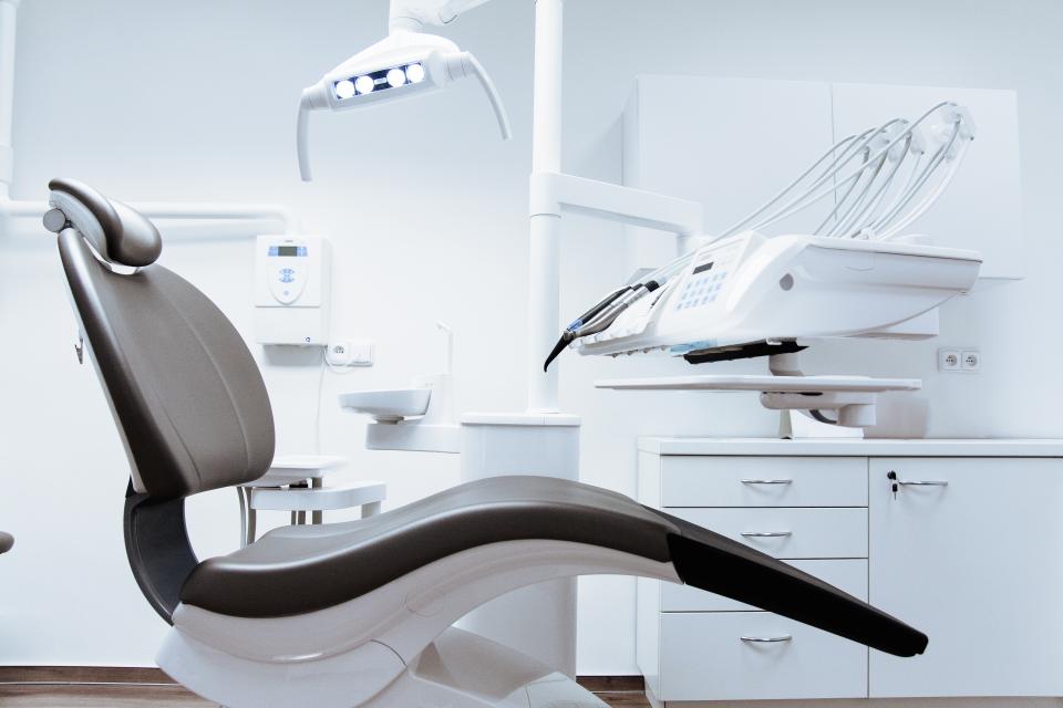 Sillón dental en un consultorio blanco